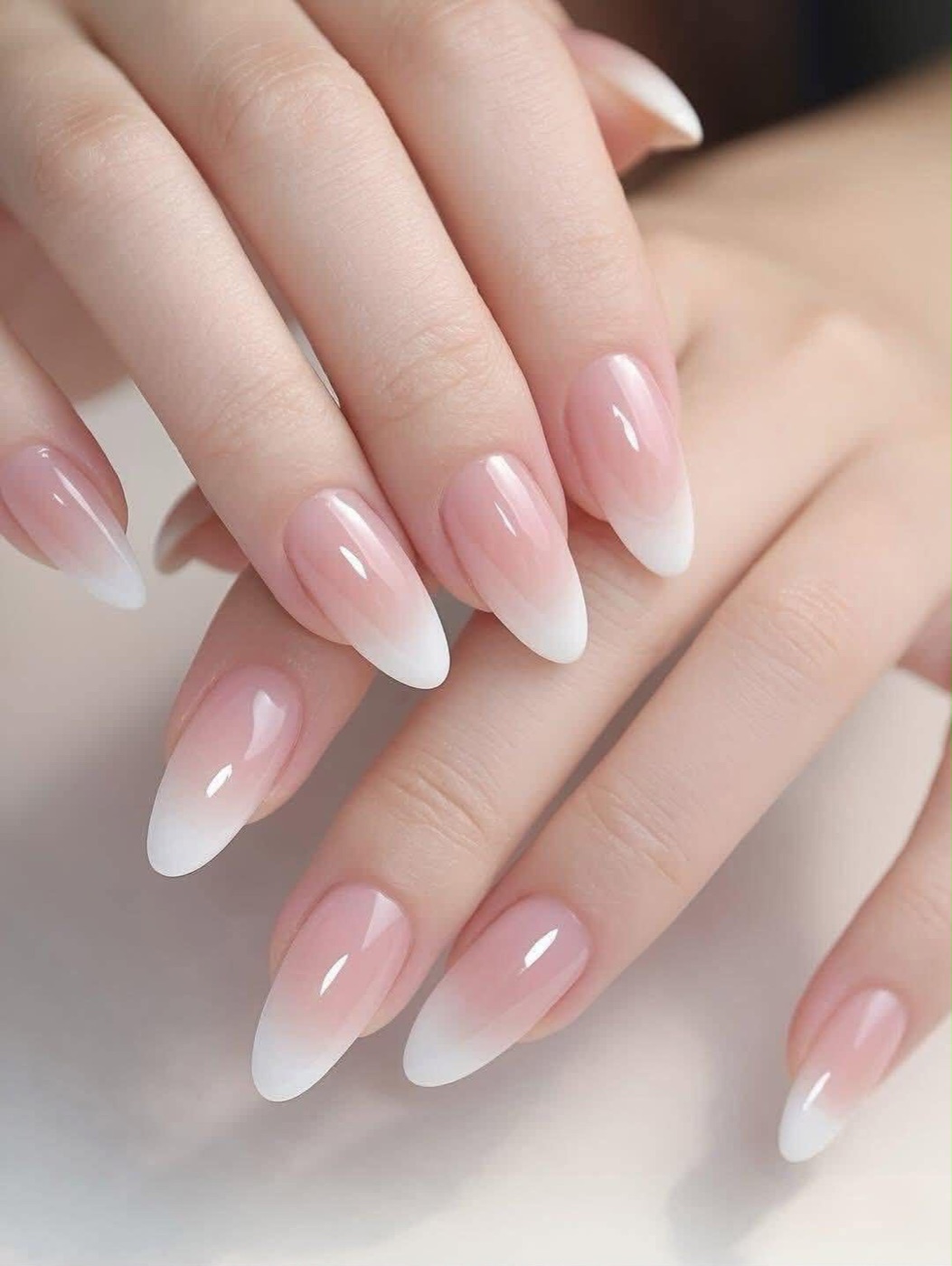 Nagelmodellage in Mandelform mit sanftem Babyboomer-Verlauf