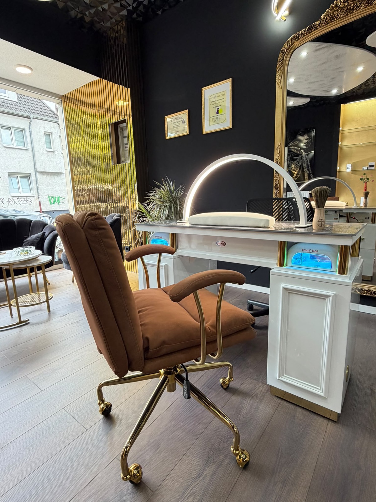 Arbeitsplatz im NN10 Beauty Studio mit Blick durch das Schaufenster zur Straße in Ickern