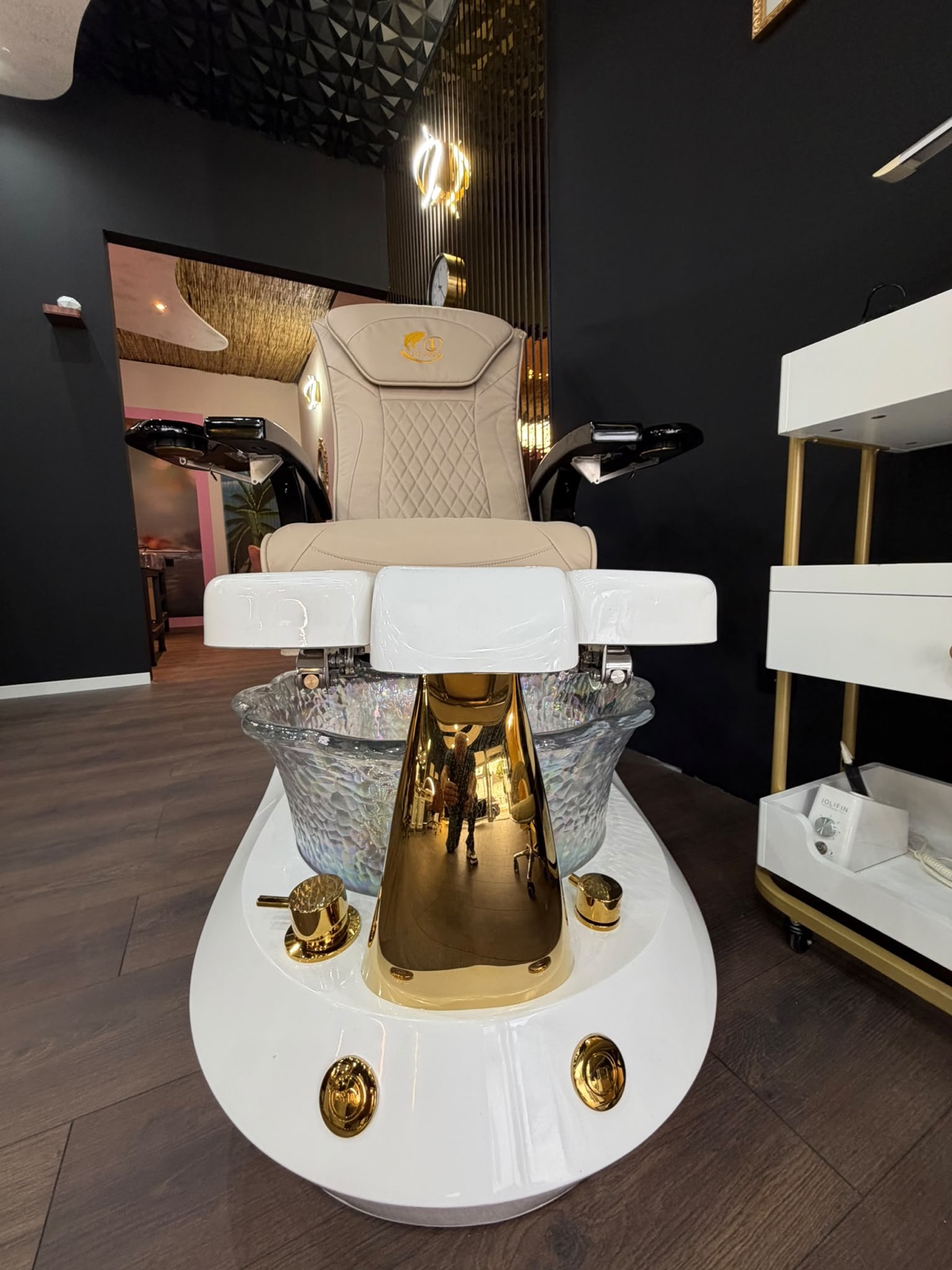 Pediküre-Sessel mit Glas-Fußbecken und goldenen Armaturen im NN10 Beauty Studio